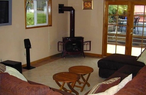 Lakehead-Lakeshore House | Shasta Lake Sun House Lodge: Last minute reservations welcome!!!