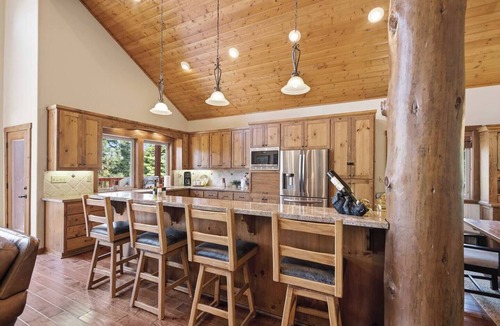 Shaver Lake House | Shaver Dreamin’ - Mountain Views, Hot Tub Nights