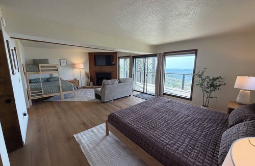 Dogwood Mountain House | Shaver Lake Cabin, Views, 5 Acres, Sleeps 14, A/C, Starlink Wifi