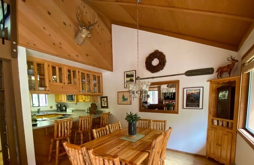 Shaver Lake House | Shaver Lake Condo 2/2 + loft, common pool/hot tub/wifi/EV charger