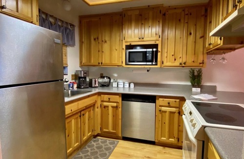 Shaver Lake House | Shaver Lake Condo 2/2 + loft, common pool/hot tub/wifi/EV charger