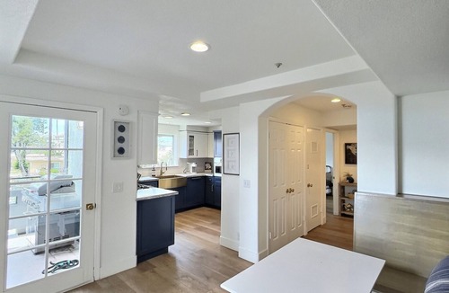 Downtown Condo | Shelly Shores: Quiet Retreat—Pet OK, Steps to Pier & Town!