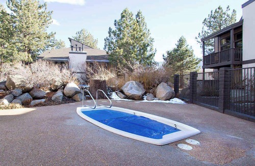 Mammoth Lakes Condo | Sherwin Villas #63 | Private Deck & Near Lakes