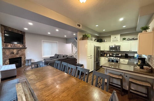 Shaver Lake Cabin | Sierra Chalet has 6 bedrooms, 4 full bathrooms, and 13 beds and driveway.