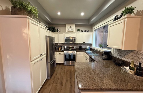 Shaver Lake Cabin | Sierra Chalet has 6 bedrooms, 4 full bathrooms, and 13 beds and driveway.
