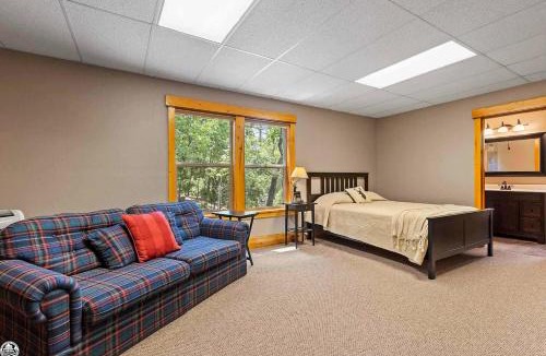 Tuolumne County House | Sierra Haus Cottage with Private Lake Access