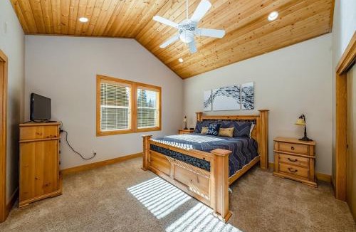 Shaver Lake House | Sierra Pines Villa Deck Jetted Tub Game Rm