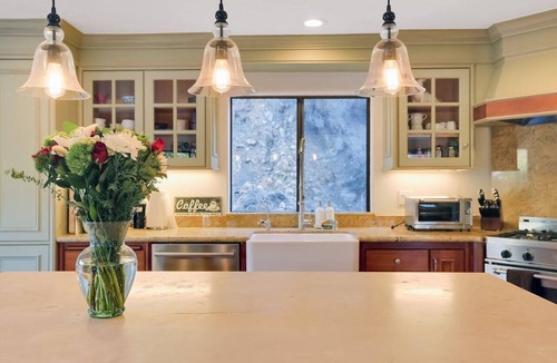 Montecito House | Sierra Skies - 4BR Montecito Retreat w/Hot Tub + Views + Close to Beach + Town