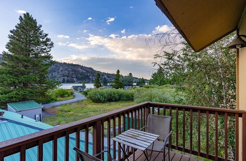 June Lake House | Sierra Suns 9, a townhome steps from the marina