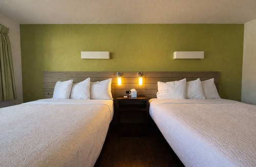 Munras Avenue Hotel | Signature 2 Queen Room - Spacious Layout - Sleeps 4