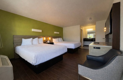Munras Avenue Hotel | Signature 2 Queen Room - Spacious Layout - Sleeps 4