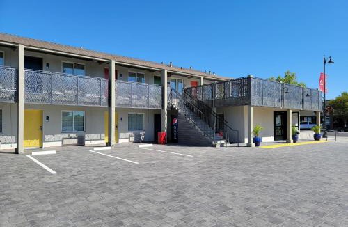 Newhall Hotel | Signature Inn Santa Clara