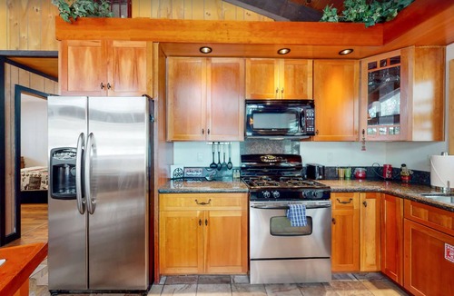 Pioneer Trail Cabin | Single-level 3BR Chalet with large yard, fire pit & gas stove - dogs welcome