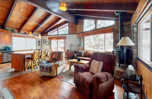 Pioneer Trail Cabin | Single-level 3BR Chalet with large yard, fire pit & gas stove - dogs welcome