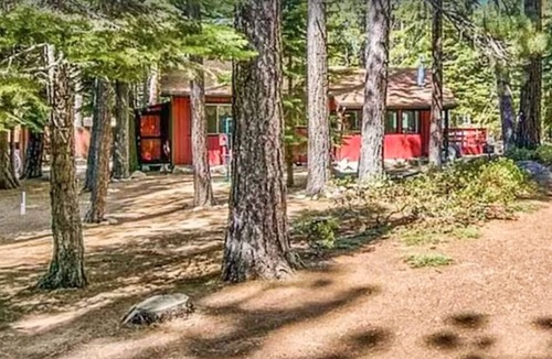 Pioneer Trail Cabin | Single-level 3BR Chalet with large yard, fire pit & gas stove - dogs welcome