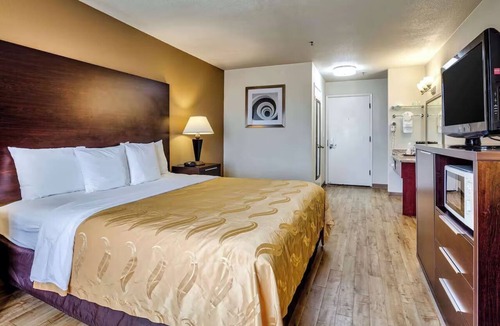Vallejo Hotel | Six Flags 1 KingBed w/Breakfast & Pool