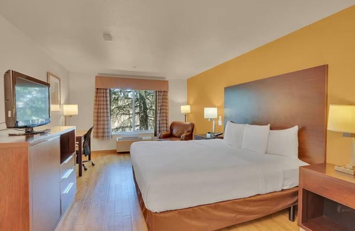 Vallejo Hotel | Six Flags 1 KingBed w/Breakfast & Pool