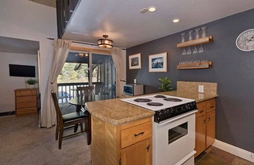 Mammoth Lakes Cabin | Ski Cabin - Steps to Mammoth Village!