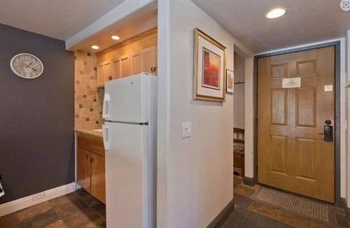 Mammoth Lakes Cabin | Ski Cabin - Steps to Mammoth Village!