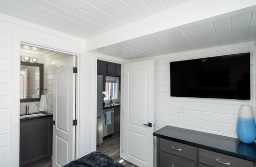 Parker Strip House | Skibatical, Private Hot Tub & Fenced Yard at Roadrunner Resort