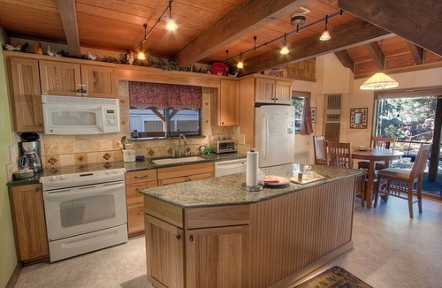 Al Tahoe House | Sky Chalet 3 Bedroom Cabin by RedAwning