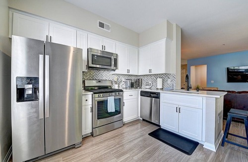 Valencia Apartment | Sky Luxury 2BDRM Suite | Deluxe Living Cali