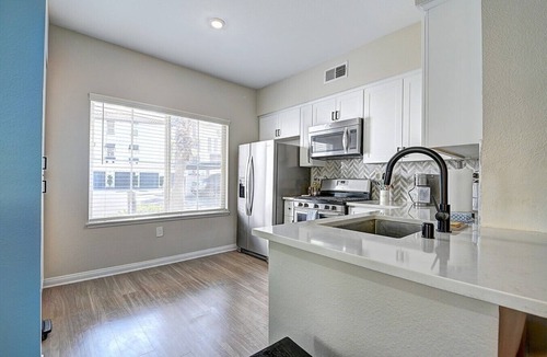 Valencia Apartment | Sky Luxury 2BDRM Suite | Deluxe Living Cali