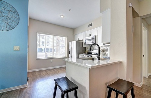 Valencia Apartment | Sky Luxury 2BDRM Suite | Deluxe Living Cali