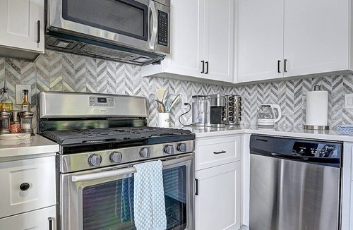 Valencia Apartment | Sky Luxury 2BDRM Suite | Deluxe Living Cali