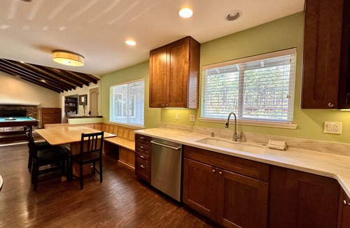 Skyland House | Skyland 3 BR, access to private beach, BBQ, Hot Tub, Pool Table (ZC1004)