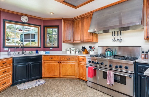 Oakhurst House | Skyline Lodge- amazing views w/spa/game room!