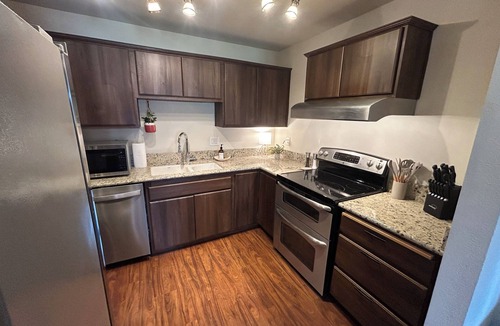 Raisin House | Sleek and Quiet 2-bedroom Suite by Olive Grove