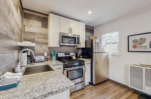Lakeside Park Cabin | Sleek Bungalow with Hot Tub | 3 Blocks to Heavenly Gondola, 12 Mins to Beach
