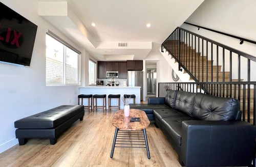 Pico-Union House | Sleek Townhouse Getaway + Private Rooftop Deck 🍹