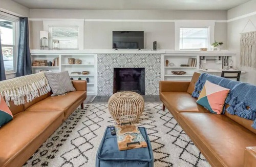 Raisin House | Sleeps 12 (w/Bunk Beds) : Pink Door Dream Home!