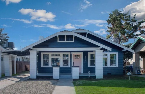 Raisin House | Sleeps 12 (w/Bunk Beds) : Pink Door Dream Home!