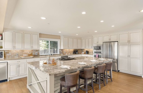 Atascadero House | Sleeps 18, 2 Homes | Vineyard Estate + Pool + Hot Tub | Minutes to Templeton