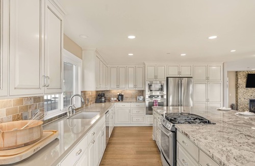 Atascadero House | Sleeps 18, 2 Homes | Vineyard Estate + Pool + Hot Tub | Minutes to Templeton