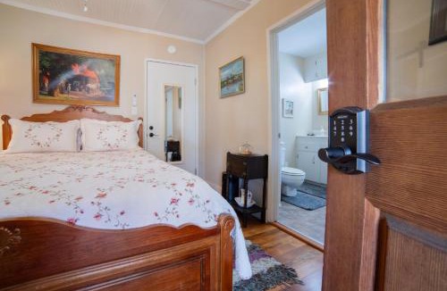 Tuolumne House | Sleeps 2 Private Entrance, Spa Tub, Near Casino