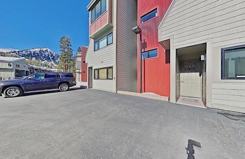 Mammoth Lakes Apartment | Slopeside Four Bedroom Homes at 1849 Condos - Free Wifi & Parking!