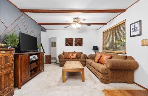 Sierra Cedars House | Smoke Tree-Newly Updated Family Retreat