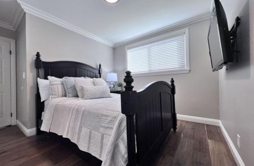 Hermosa Village House | Snazzy 6 Bedroom 3 bath pool home 1/2 mile walk to Disney
