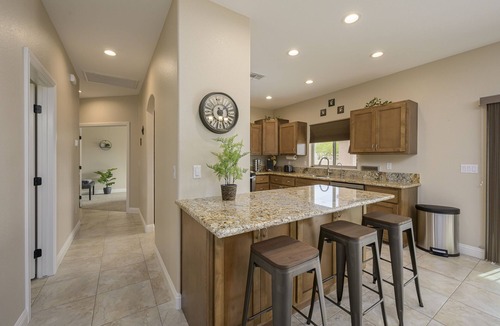Sunridge Estates House | Snow Bird Retreat /King Bed /Arcade/View/RV Pkg/Minutes from River/Casino/Lake