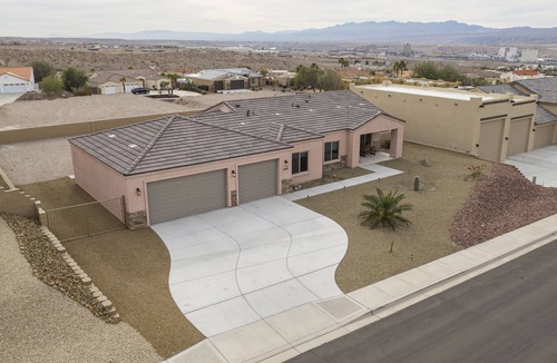 Sunridge Estates House | Snow Bird Retreat /King Bed /Arcade/View/RV Pkg/Minutes from River/Casino/Lake