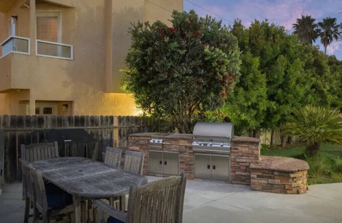 Downtown Cottage | SNOW BIRDS Monthly discounts available! 1 block to pier 1/2 block to sand