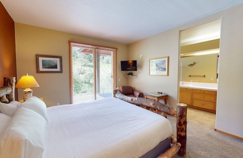 Mammoth Lakes House | Snowcreek Resort Vacation Rental 950