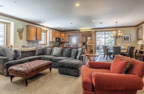 Mammoth Lakes Cabin | Sonenalp’s Charming Chalet: Luxury, Location & Relaxation Steps from Canyon