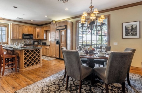 Mammoth Lakes Cabin | Sonenalp’s Charming Chalet: Luxury, Location & Relaxation Steps from Canyon
