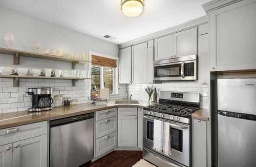 Sonoma House | Sonoma Family Cottage with Pool & Hot Tub