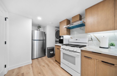 Valle Lindo House | Soothing 2-bedroom house with AC welcoming Pomona free parking laundry Bunkbed